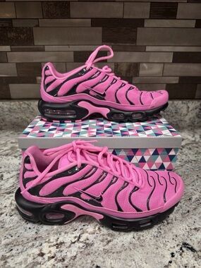 Nike Air Max Plus TN Pink Black Women Size 8 Sneakers